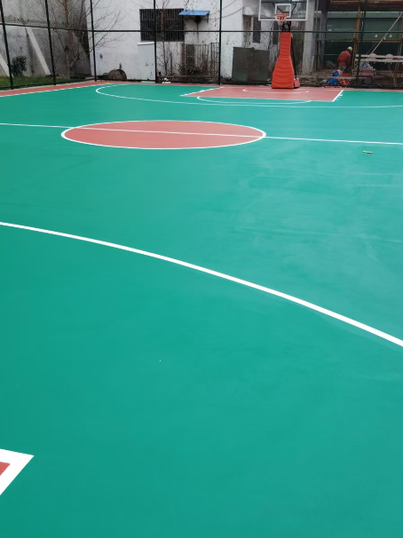 怀仁 球场长期使用易出现地面开裂